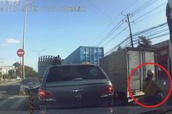 Clip: Đi vào điểm mù, người phụ nữ bị xe container cán trúng