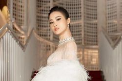 Diện thiết kế kiêu sa 'quét sạch' thảm đỏ, Đông Nhi hài hước chia sẻ: 'Cô lao công chắc rất cảm kích'