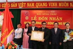Báo Đồng Tháp vinh dự đón nhận Huân chương Lao động hạng Nhất