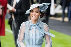 Công nương Kate Middleton nữ tính, Rihanna gợi cảm nhất tuần