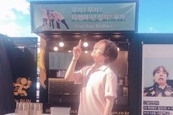 Tị với Jungkook, V nằng nặc đòi hội bạn thân nổi tiếng 'làm màu' khi BTS về Seoul diễn