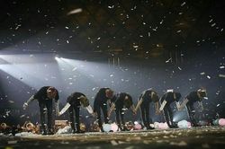 Hiếm có khó tìm: BTS đổi vũ đạo để… chào người cao tuổi