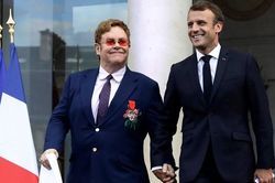 Elton John được Tổng thống Pháp trao huân chương Bắc đẩu Bội tinh
