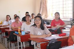 Vượt nắng nóng, cô trò miệt mài ôn thi đến buổi cuối cùng