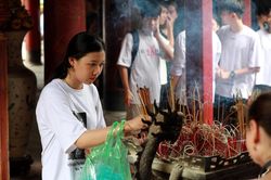 Sĩ tử hành động kỳ lạ cầu may ở Văn Miếu