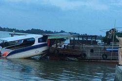 Ca nô du lịch đâm vào ghe gỗ, 3 người thương vong