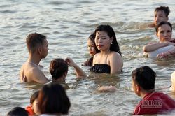 Hà Nội nóng rát, 'bãi biển' ngoại thành ngàn người tắm mát