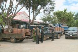 Công an nổ súng vây bắt nhiều đối tượng vận chuyển gỗ lậu do 'quý bà' cầm đầu