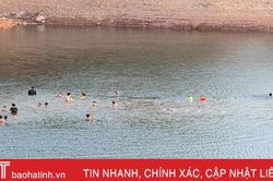 Bất chấp nguy hiểm, người dân đổ xuống hồ Kẻ Gỗ giải nhiệt