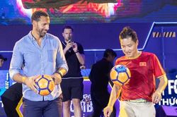 Rio Ferdinand thể hiện kỹ năng tâng bóng cùng cựu danh thủ Hồng Sơn