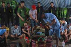 Đang hò hét sát phạt trong sới, con bạc sững sờ tháo chạy khi phát hiện công an