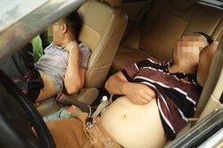Ô tô đang đi bất ngờ tạt lên vỉa hè, hai thanh niên ngồi trên xe ngả ghế nằm lăn ra ngủ