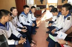 Đi giữa biển đảo quê hương