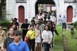 Sĩ tử ùn ùn đến Văn Miếu cầu may trước kỳ thi THPT Quốc gia 2019