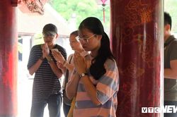 Hàng ngàn sĩ tử đến Văn Miếu - Quốc Tử Giám cầu may trước ngày thi THPT Quốc gia 2019
