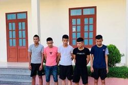 5 đối tượng ném đá vào xe khách đang chạy