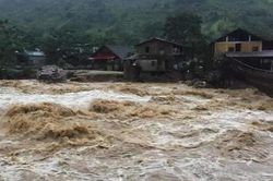 Lũ quét đánh sập cầu treo tại Sa Pa, 4 bản làng bị cô lập
