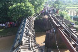 Sập cầu khiến tàu hỏa rớt sông ở Bangladesh, 4 người thiệt mạng