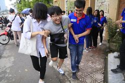 Thí sinh gãy chân, một mình nhảy lò cò đến làm thủ tục dự thi