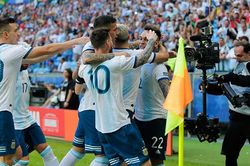 Argentina 'bò' vào tứ kết Copa America 2019: Albiceleste còn may mắn được bao lâu?