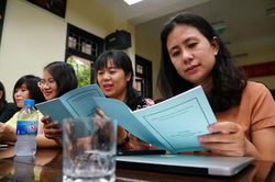 Giám thị 'ôn bài' trước khi coi thi