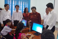 Đồng chí Tòng Thị Phóng tặng phòng máy vi tính cho trường học vùng cao