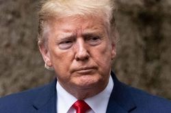 Tổng thống Trump dọa bỏ tù phóng viên của Time