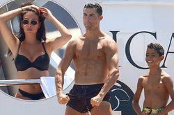 Bạn gái Ronaldo khoe dáng nóng bỏng với bikini trên du thuyền