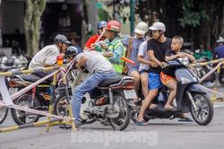 Giao thông hỗn loạn gần dự án ga ngầm trên phố Trần Hưng Đạo