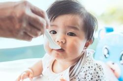 Bố mẹ cho uống mật ong 2 lần mỗi ngày, bé trai 6 tháng tuổi tử vong