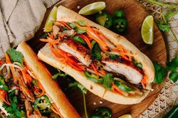 Bí quyết làm bánh mì kẹp thịt gà vàng giòn, thơm ngon cho bữa sáng