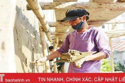 Thợ xây 'phơi mình' dưới nắng như đổ lửa ở Hà Tĩnh