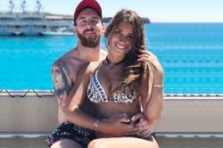 Vợ Messi cực quyến rũ, xuất hiện cùng con trai chứng kiến Argentina vào tứ kết