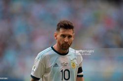 Messi suýt khóc, ôm cám ơn Aguero trong trận thắng nhân ngày sinh nhật
