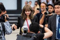 Lisa Black Pink hút cả rừng ống kính nhiếp ảnh quốc tế khi xuất hiện tại show thời trang Celine