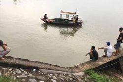 Lật thuyền cá, bà cùng cháu nhỏ 8 tuổi mất tích trong đêm