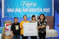 Trao tặng nhà 'Mái ấm khuyến học'