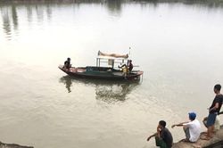 Lật thuyền trên sông, hai bà cháu mất tích lúc nửa đêm