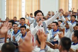 NSƯT Tấn Minh, Á hậu Huyền My tặng sách cho các chiến sĩ hải quân