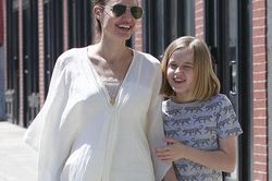 Cô con gái út nhà Angelina Jolie lớn phổng phao, vui vẻ đi chơi cùng mẹ không quan tâm tin bố Brad Pitt tái hôn