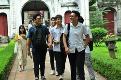 Sĩ tử đổ về Văn Miếu - Quốc Tử Giám thành tâm cầu may trước ngày thi THPT Quốc gia 2019