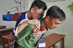 Lực lượng công an nhiệt tình hỗ trợ các thí sinh, nhận được sự cảm tình ý nghĩa