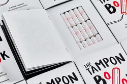 Sách tặng kèm 'tampon' được tiêu thụ với số lượng chóng mặt
