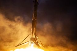 SpaceX phóng 'siêu tên lửa' đưa đồng loạt 24 vệ tinh vào vũ trụ
