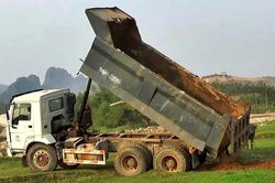 Phát hiện thi thể thanh niên bị vùi trong thùng xe tải chở đất