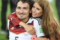 Bà xã Mats Hummels: Một năm, 3 lần bị kiện