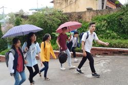 Điện Biên: Thí sinh đội mưa đến trường thi