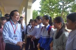 Bộ trưởng Phùng Xuân Nhạ động viên thí sinh Tây Nguyên