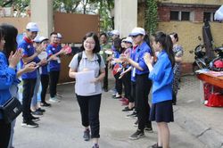 Kết thúc môn thi đầu tiên, nhiều thí sinh phấn khởi, tự tin rời phòng thi