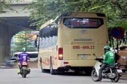 Nhà xe gắn tên Hưng Long ngang ngang nhiên đón trả khách, bốc xếp hàng ngay tại nơi cấm dừng đỗ